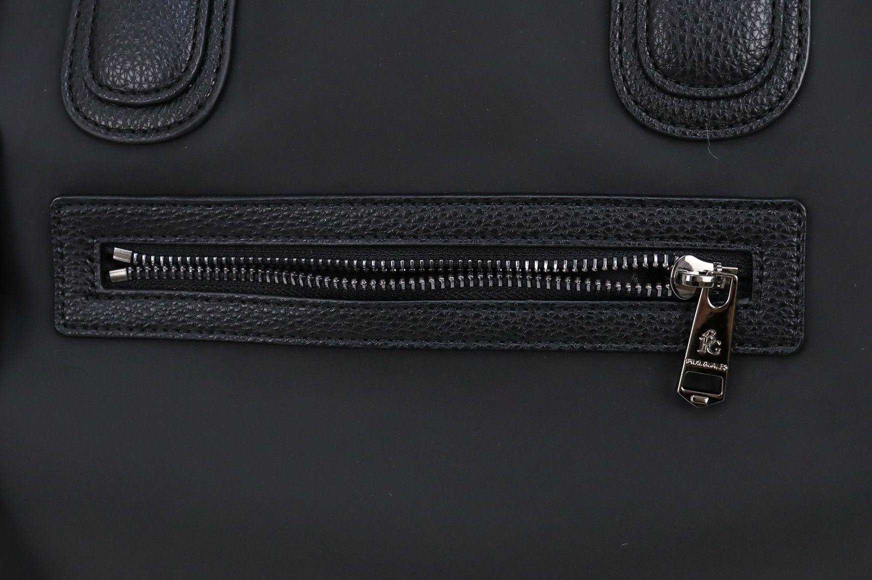 ウノピゥウノウグァーレトレのボストンバッグ