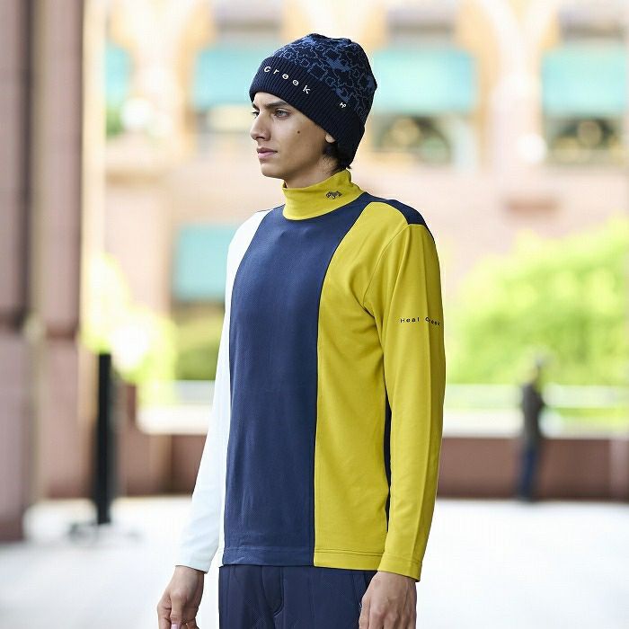 ヒールクリークのハイネックシャツ