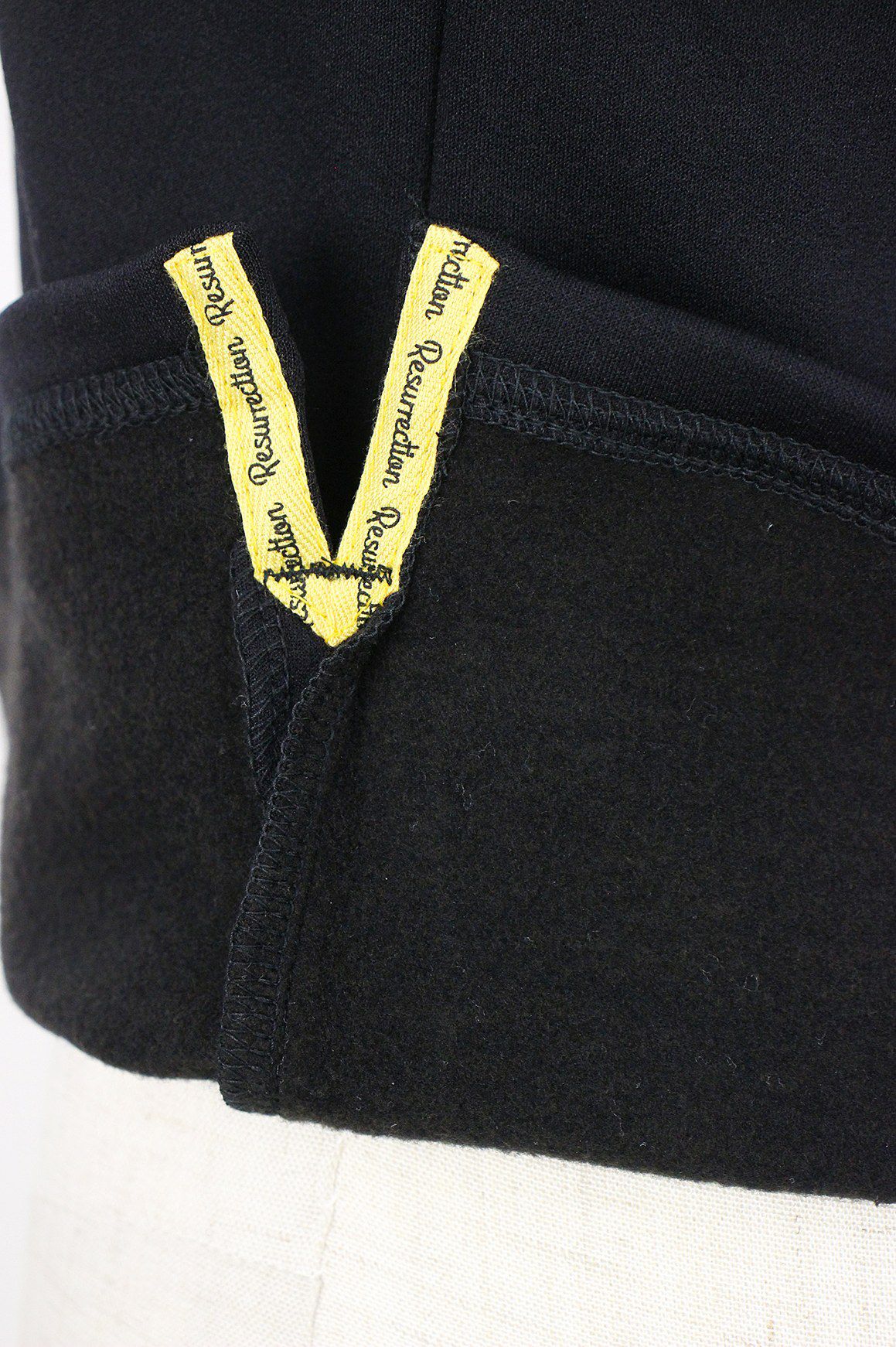 レザレクションのハイネックシャツ