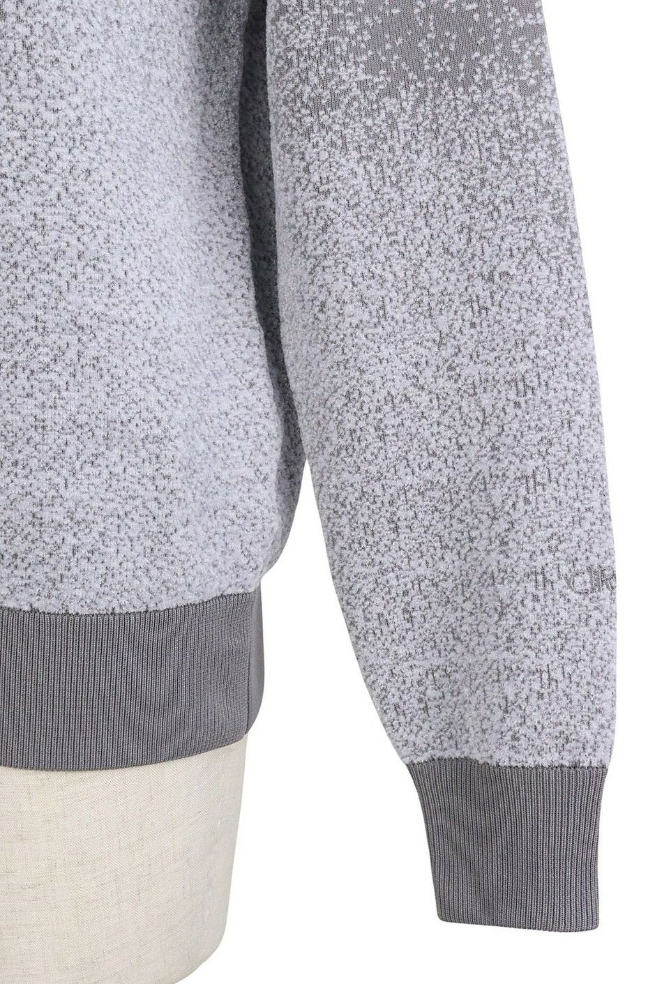 ピーダブリュサーキュラスのセーター