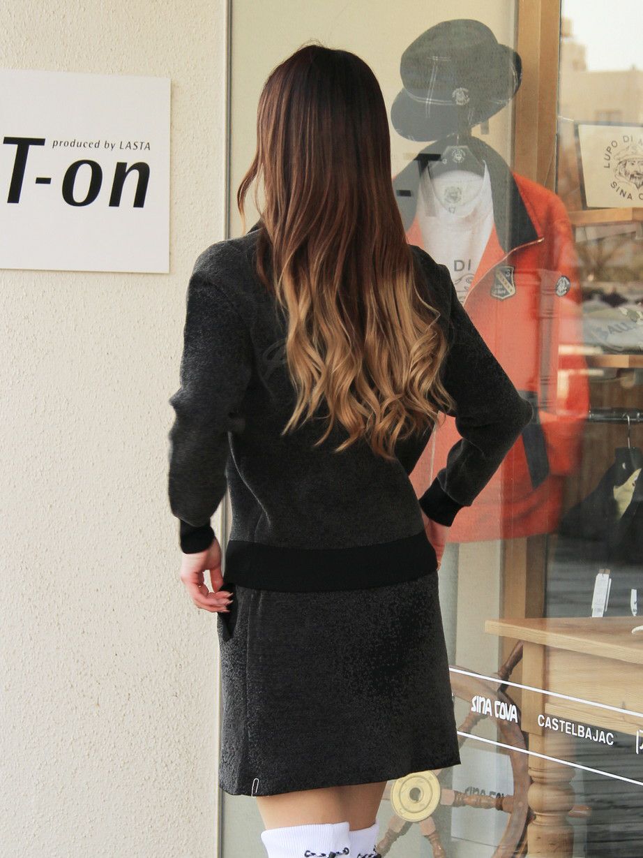 ピーダブリュサーキュラスのセーター