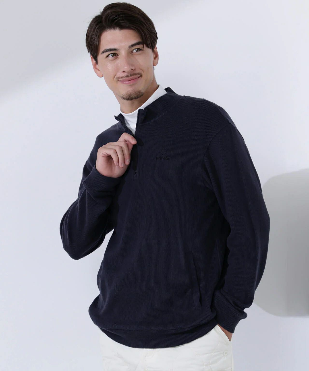 ピンのポロシャツ