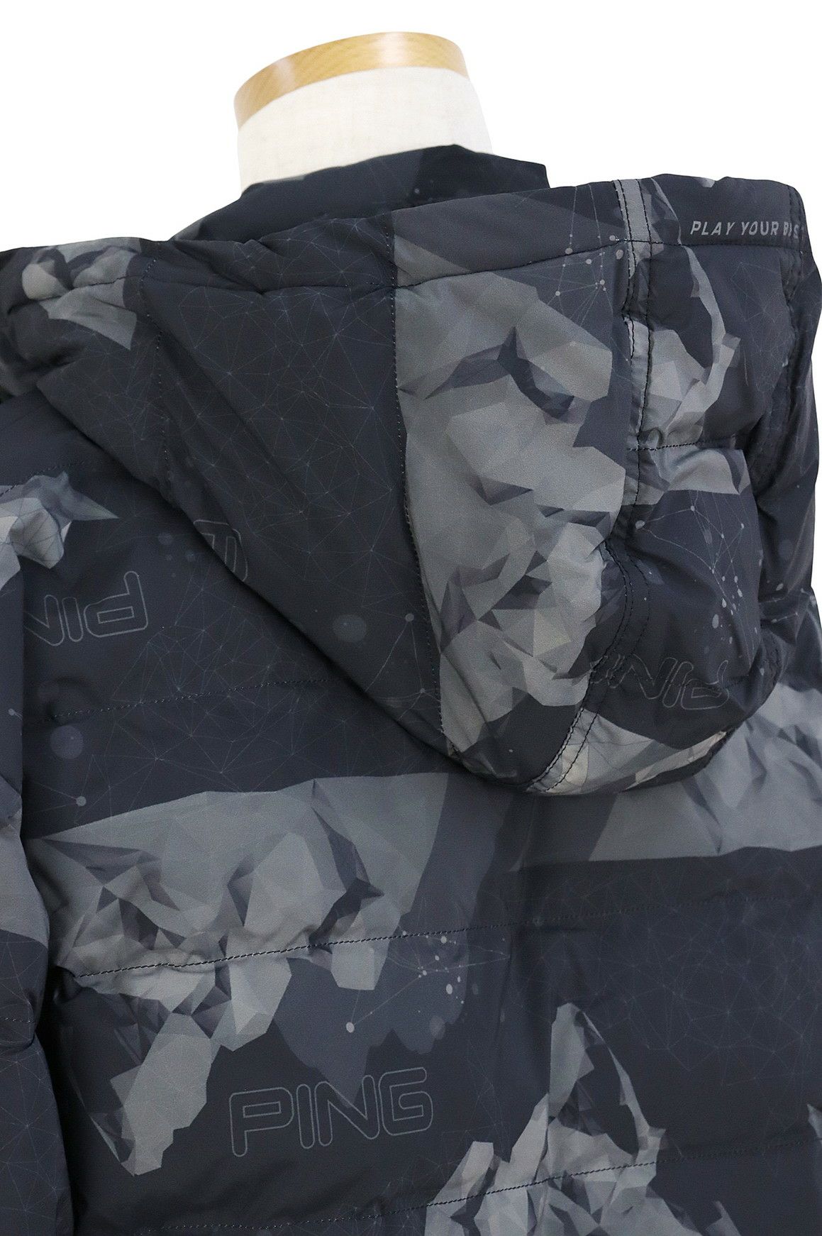 ピンのブルゾン