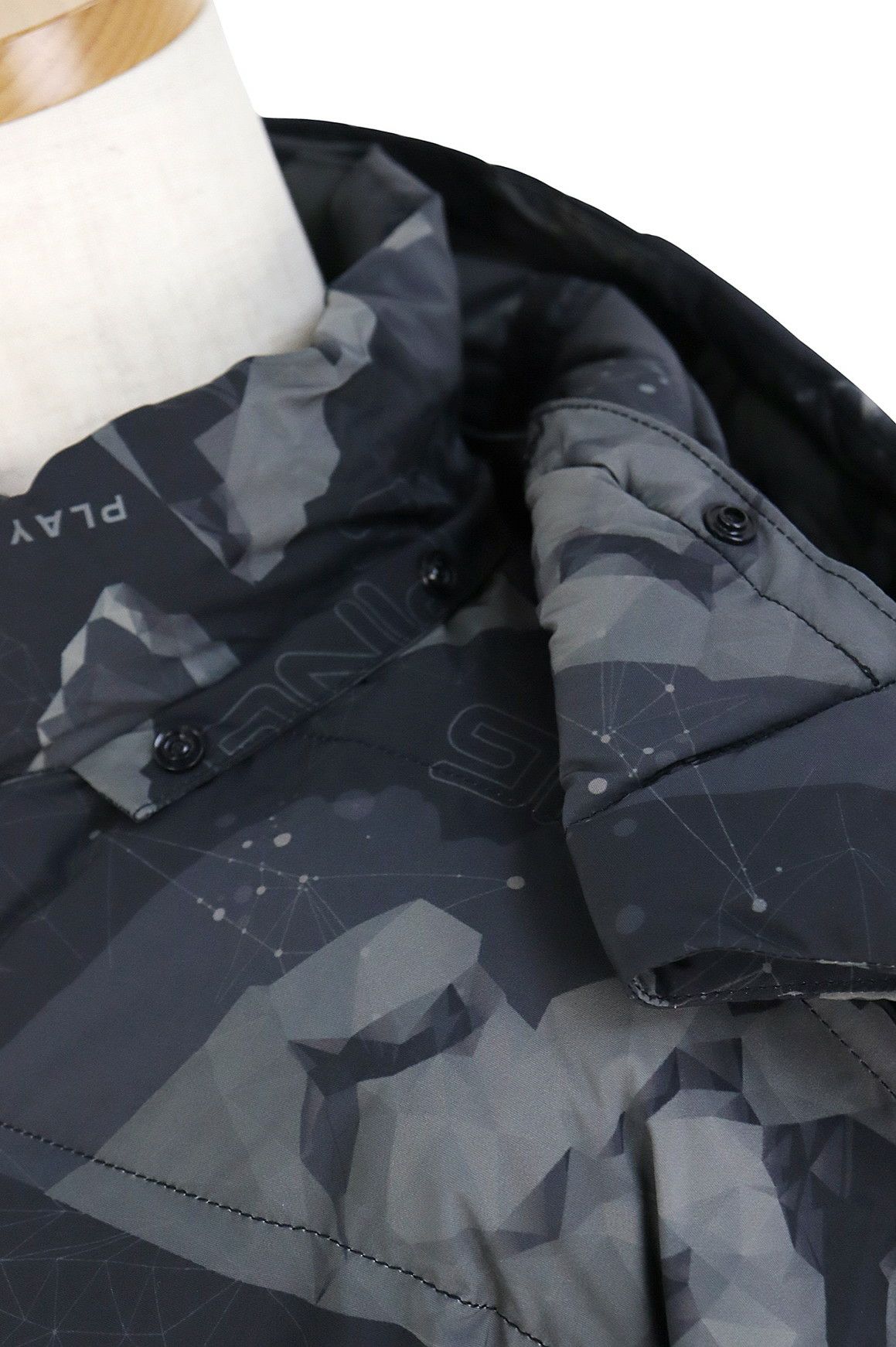 ピンのブルゾン