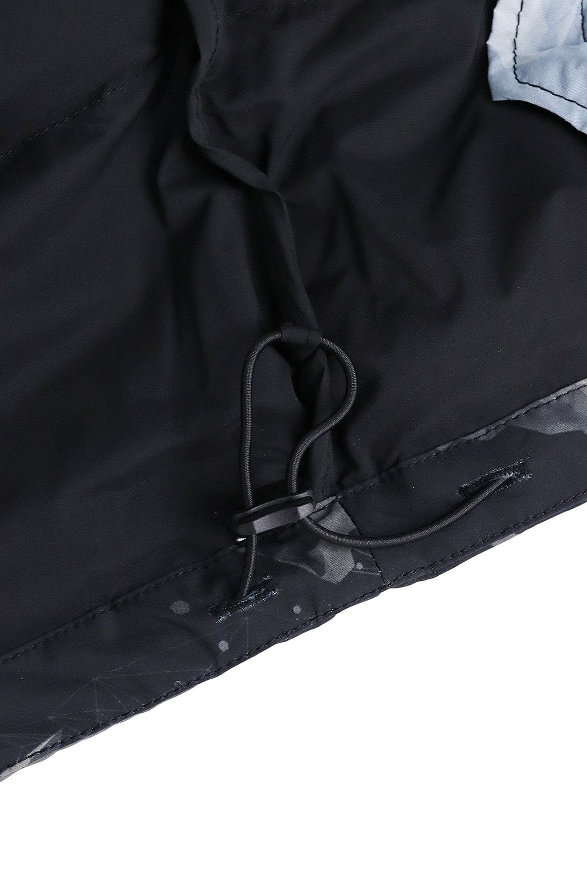 ピンのブルゾン