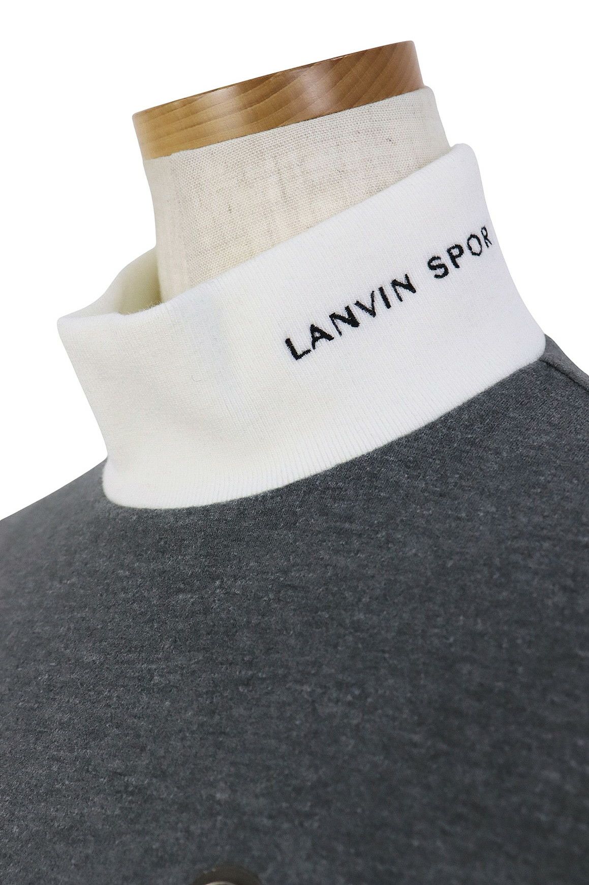 ランバンスポールのハイネックシャツ