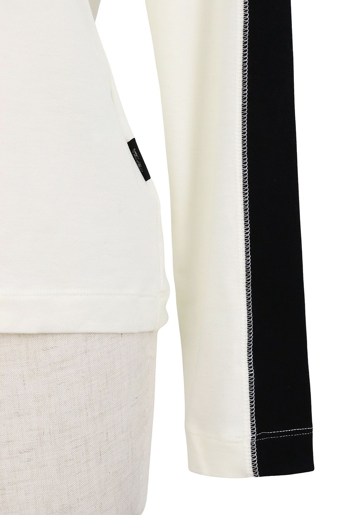 ダンスウィズドラゴンのハイネックシャツ