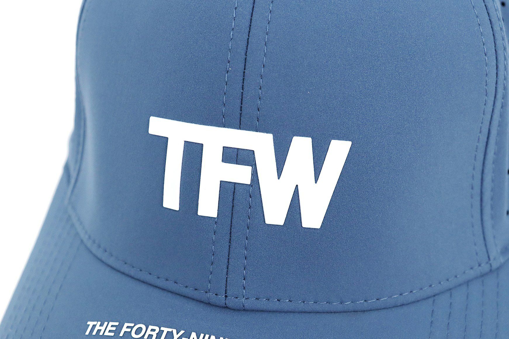 ティーエフダブリューフォーティーナインのキャップ