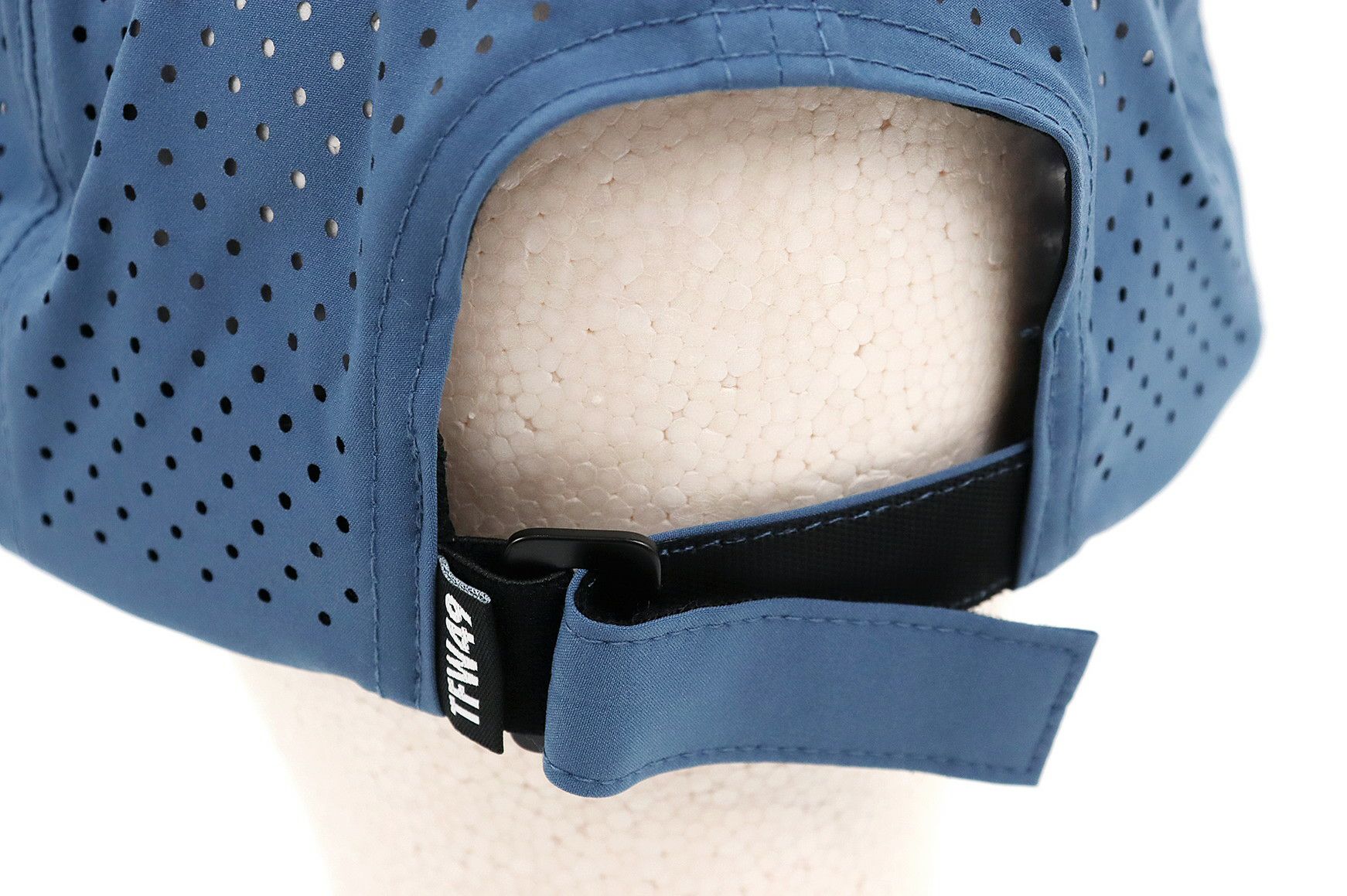 ティーエフダブリューフォーティーナインのキャップ