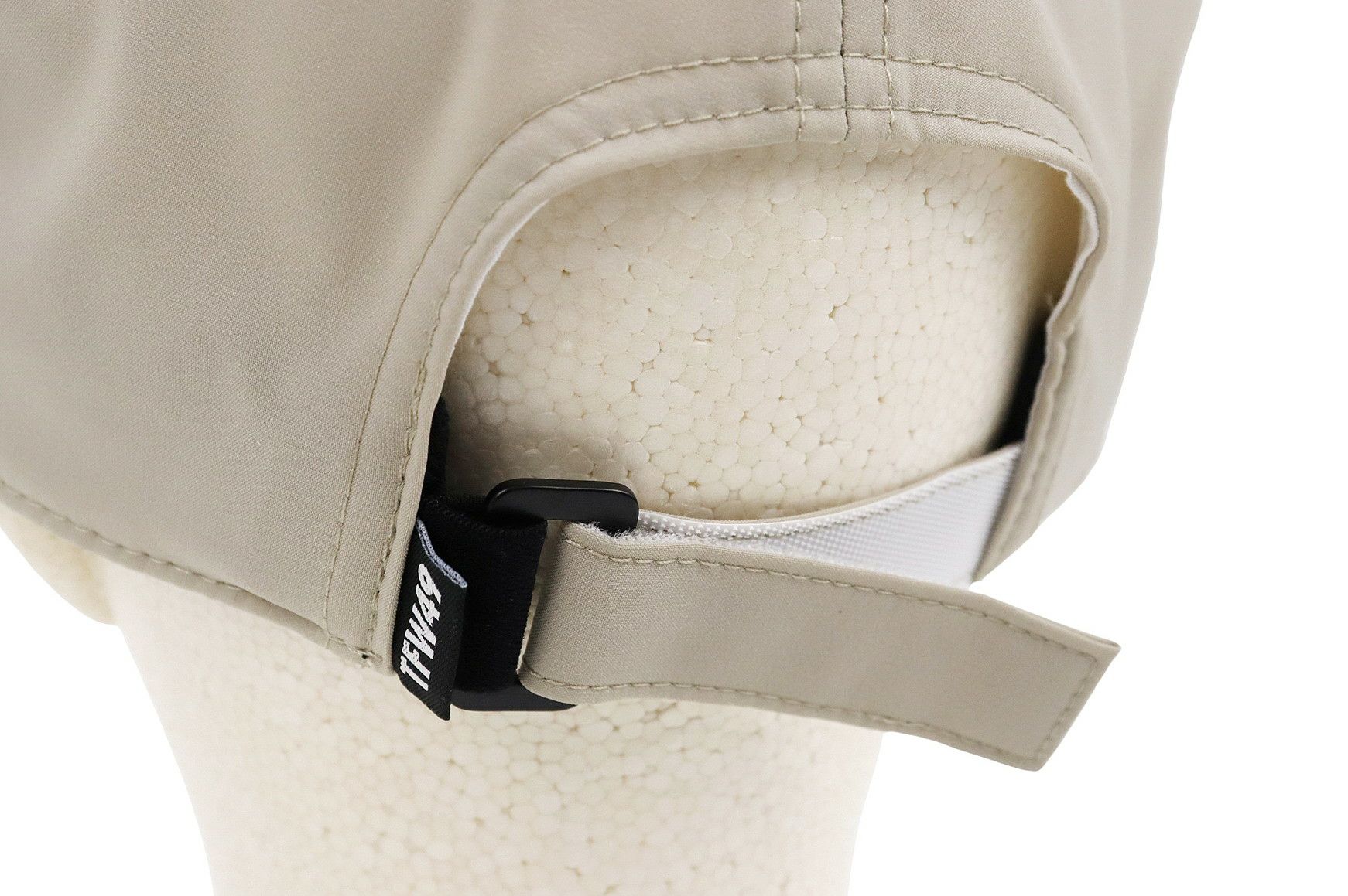 ティーエフダブリューフォーティーナインのキャップ