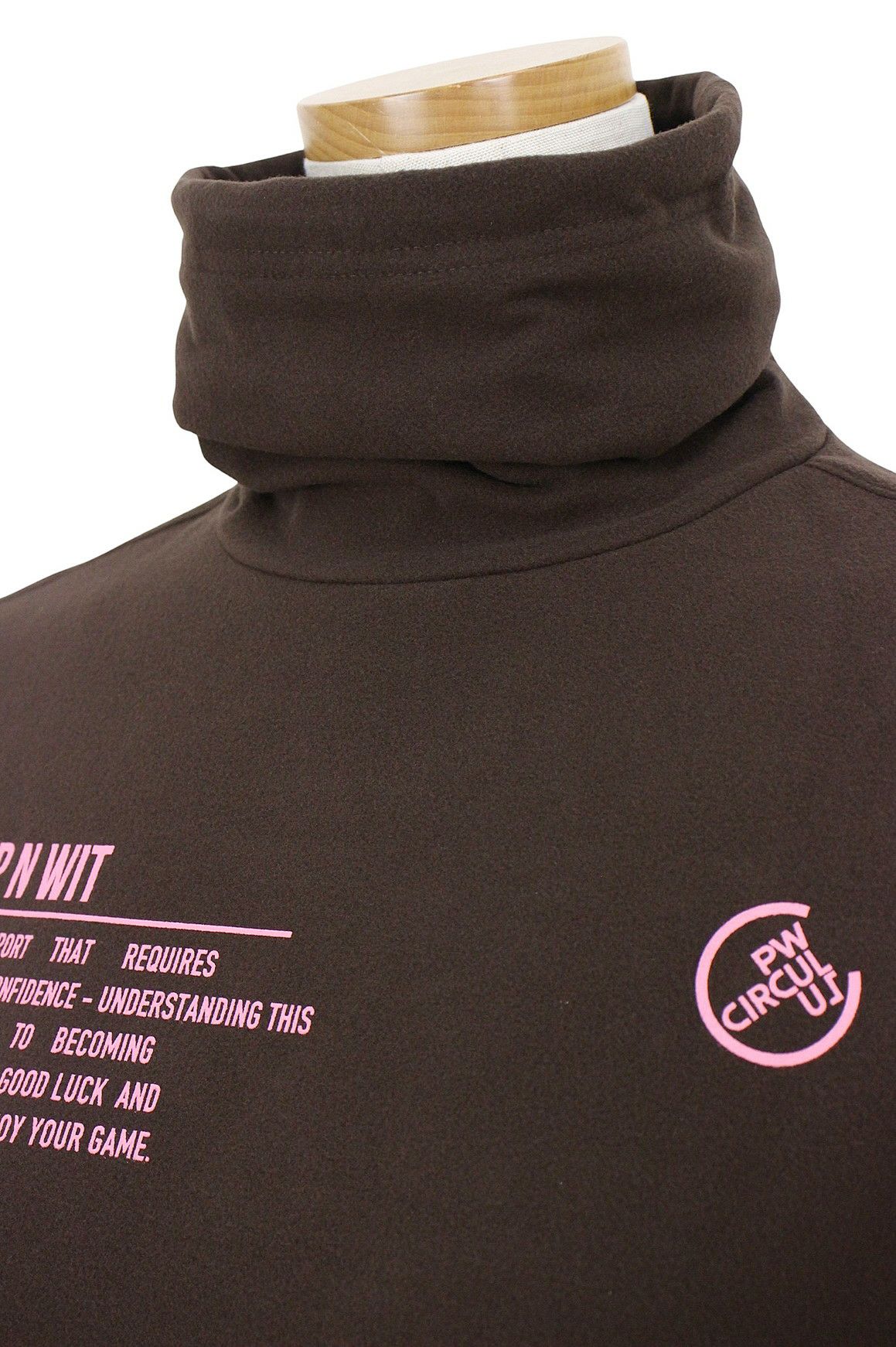 ピーダブリュサーキュラスのハイネックシャツ