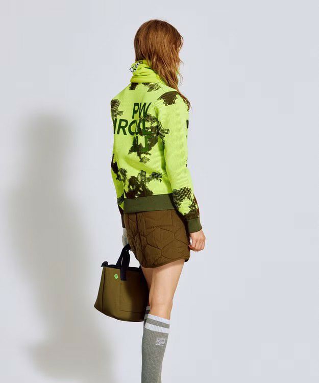 ピーダブリュサーキュラスのセーター