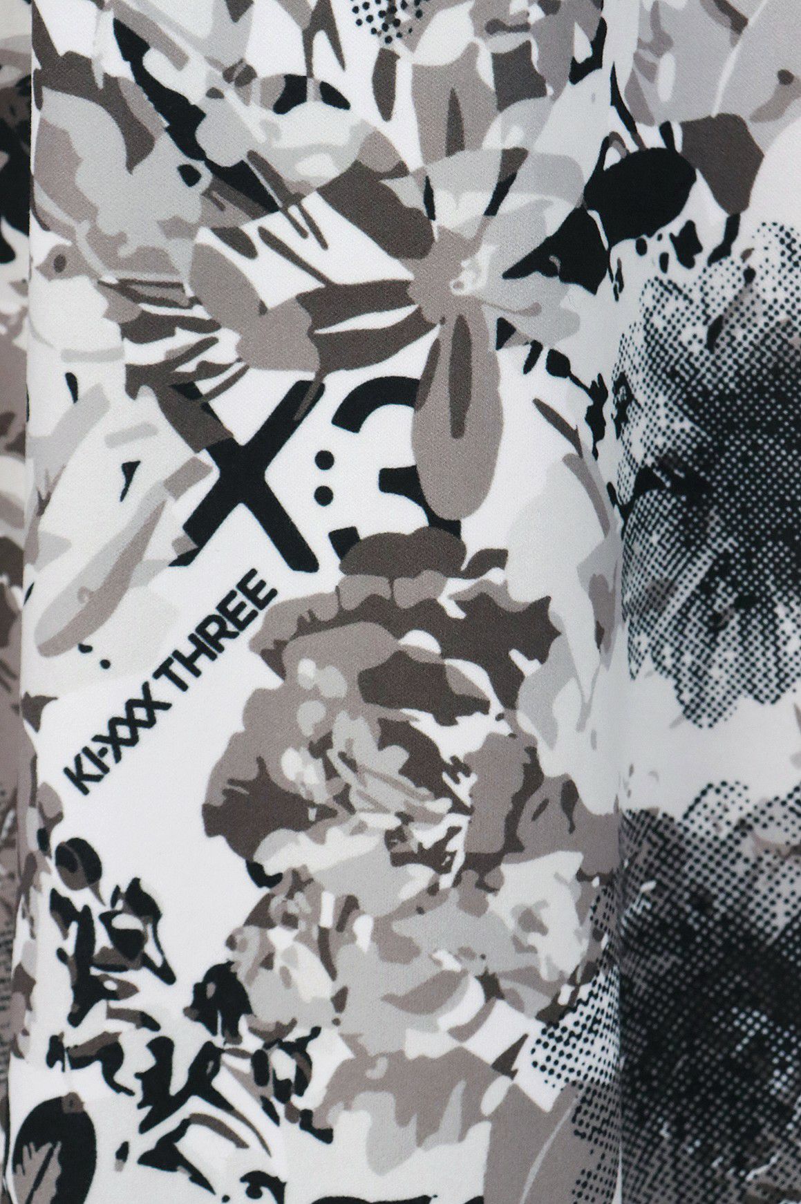 キックスリーのハイネックシャツ