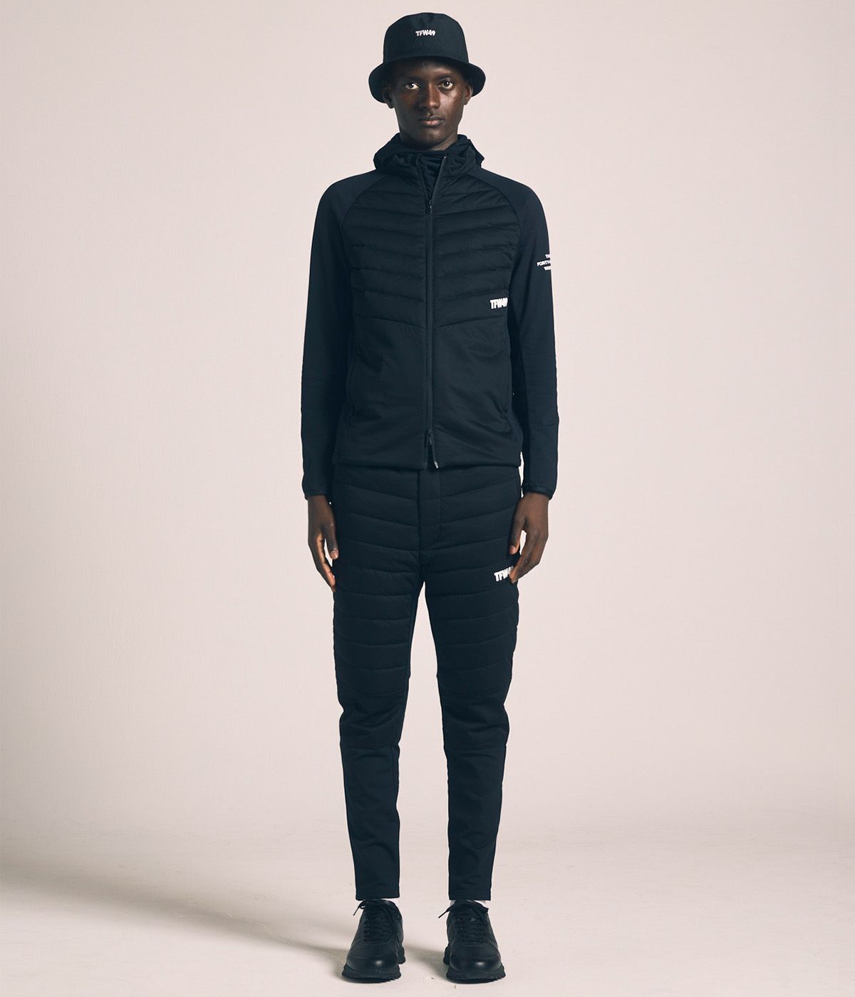 ティーエフダブリューフォーティーナインのロングパンツ