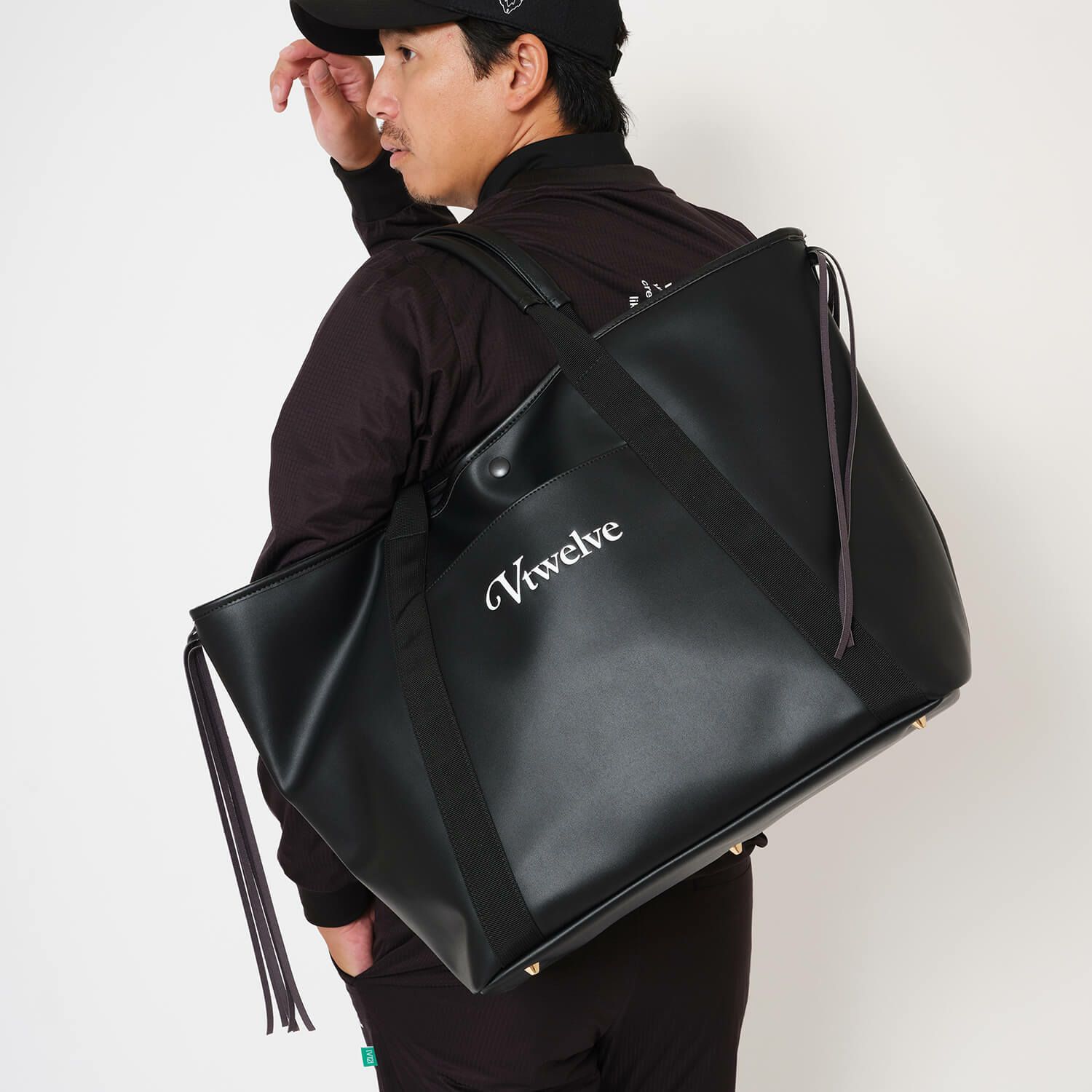 V12のトートバッグ