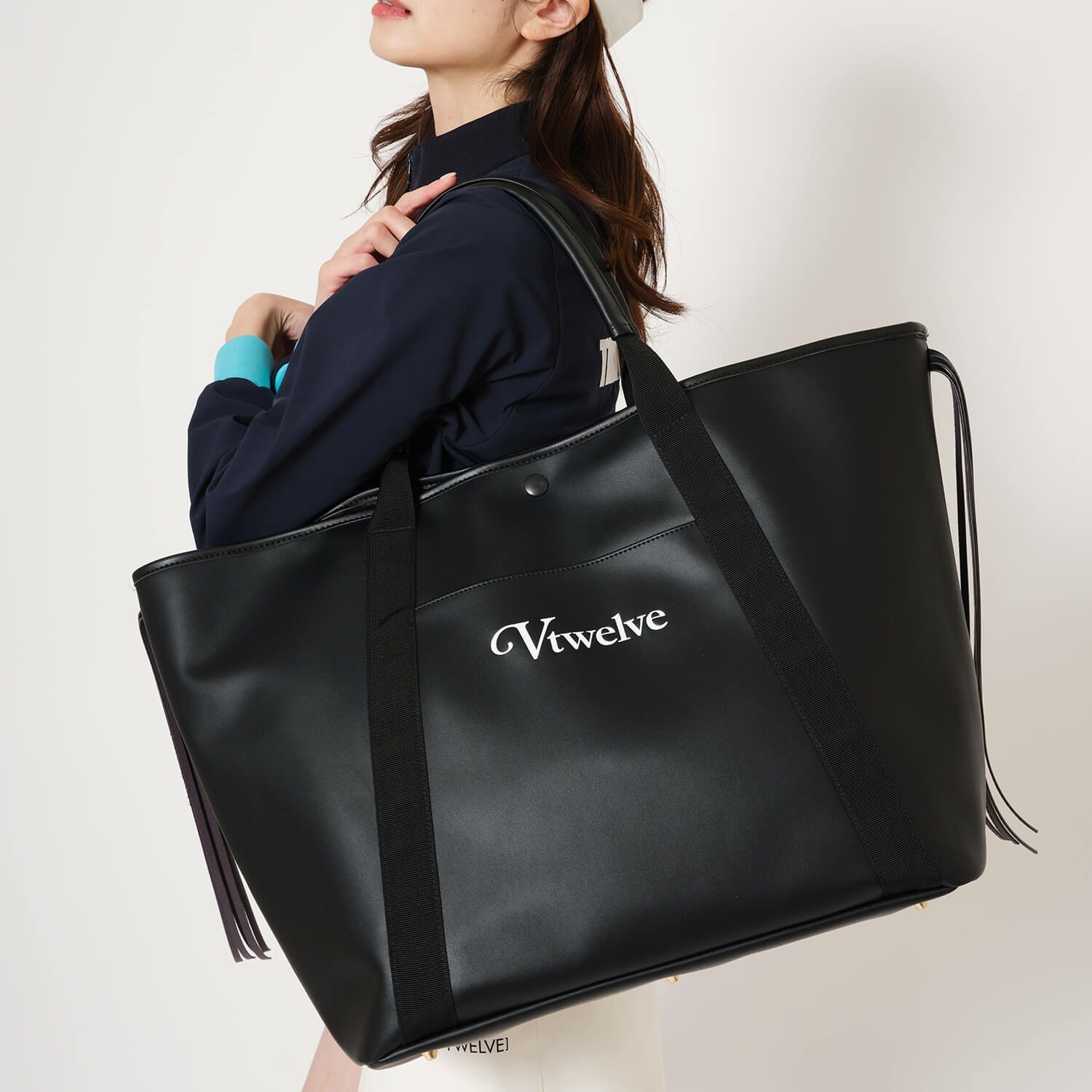 V12のトートバッグ